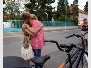 Niki sír, anyuja átöleli