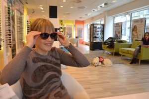 niki_szemuveget_felvesz_boltban_lili_hatterben (1)