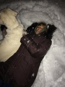 Fekszel a hóban és Lilit öleled