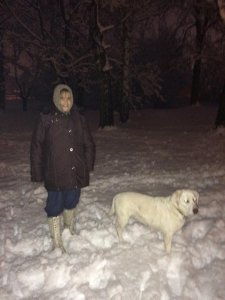 Lili és Te álltok a hóban