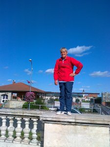 Niki a kastély szélén állva