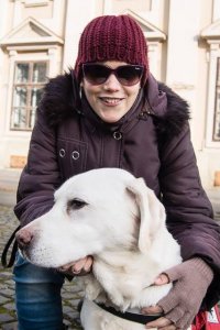 Niki térdel mosolyog, Lili jobbra néz1