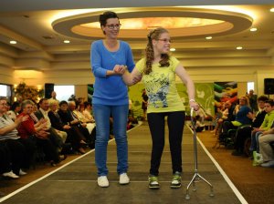 Dóri egy kislánnyal